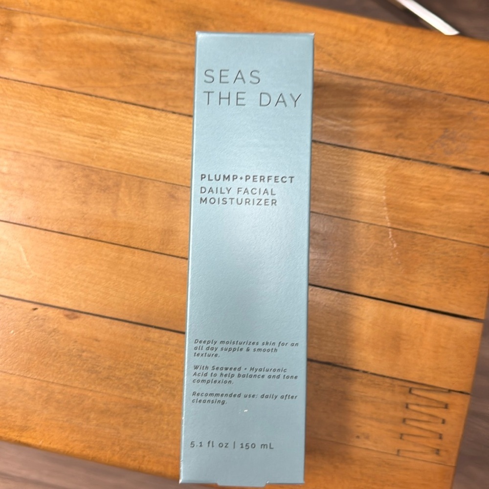 Sun and moon seize the day pump perfect daily facial moisturizer